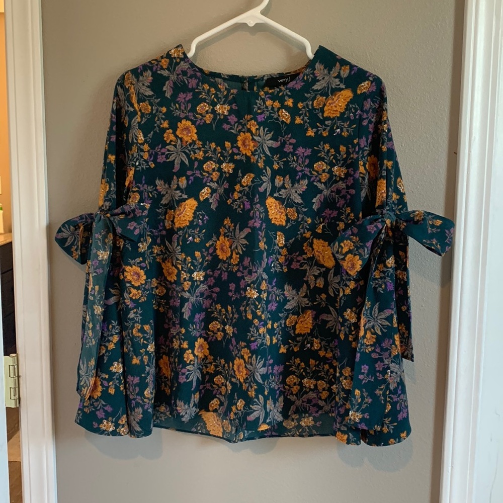 Green floral bell sleeved shirt with bows or arms